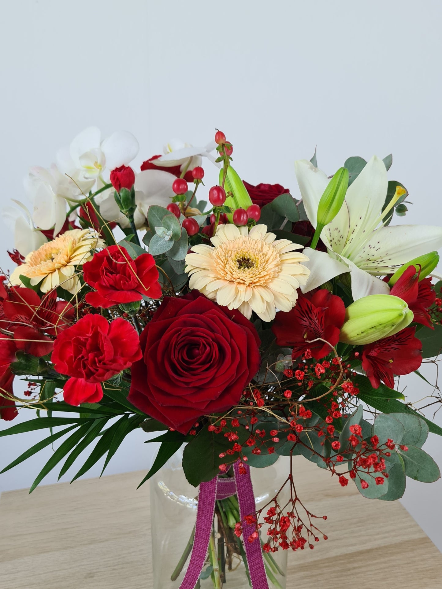 Bouquet rouge et blanc sur table