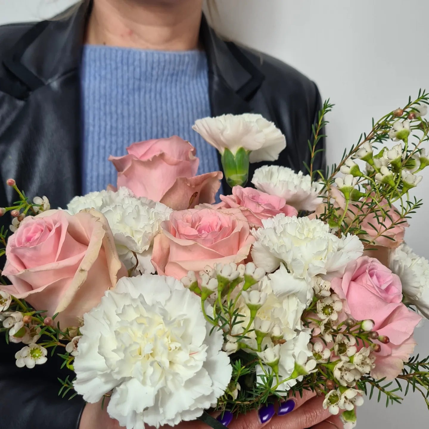 femme qui tient un bouquet