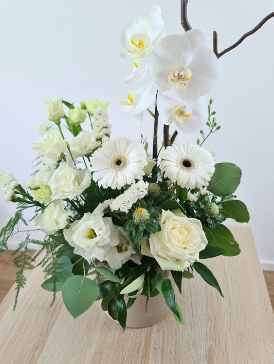 Arrangement en hauteur avec une branche d'orchidée - Osiris Fleurs