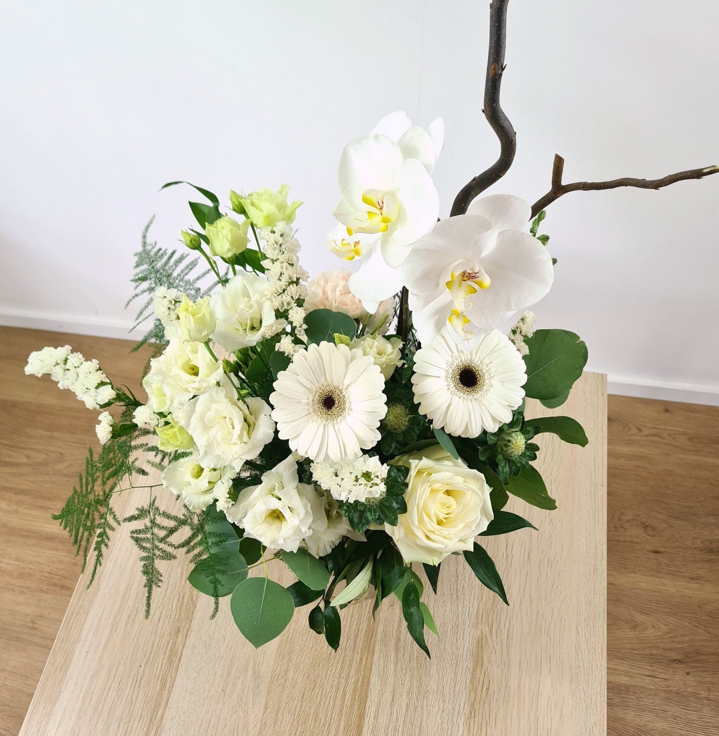 Arrangement en hauteur avec une branche d'orchidée - Osiris Fleurs