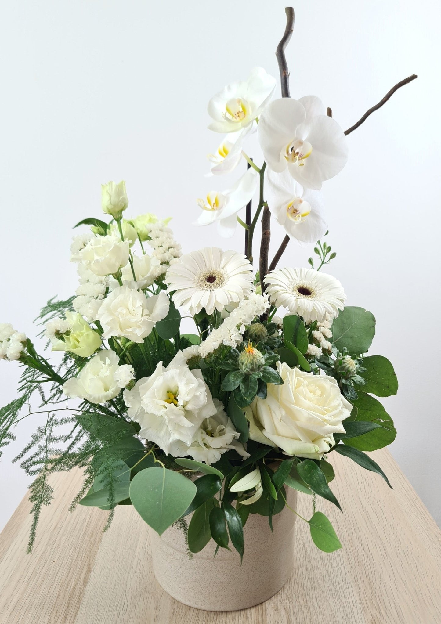 Arrangement en hauteur avec une branche d'orchidée - Osiris Fleurs