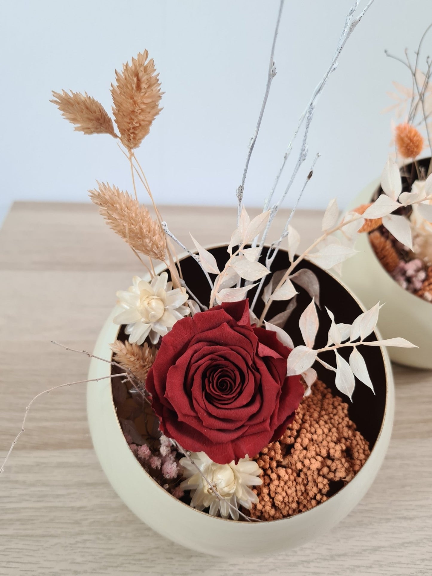 Rose stabilisée en arrangement floral - Osiris Fleurs