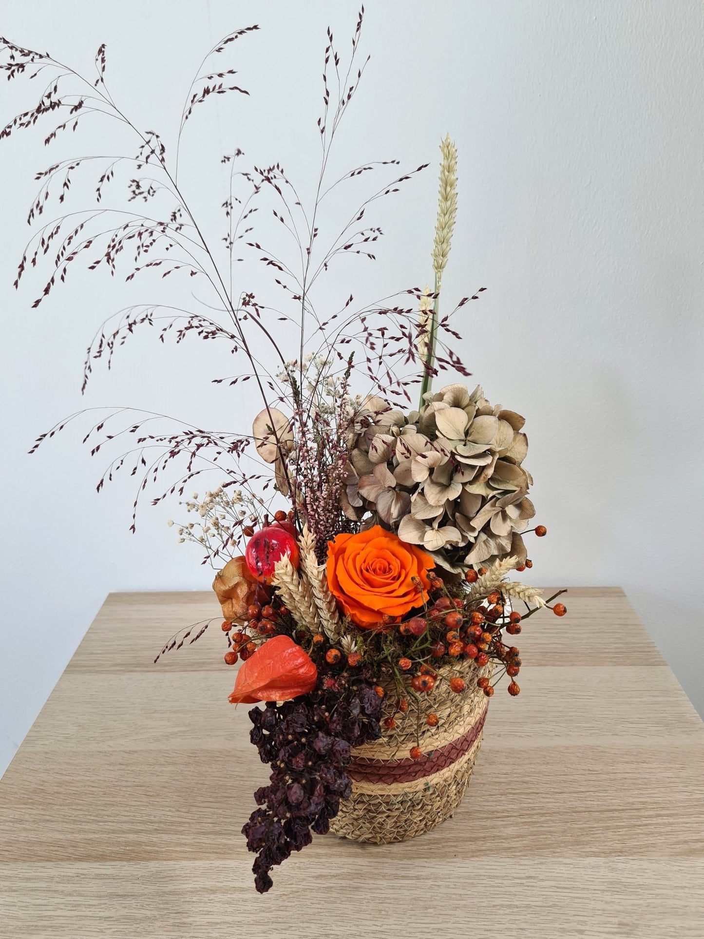 Rose stabilisée en arrangement floral - Osiris Fleurs