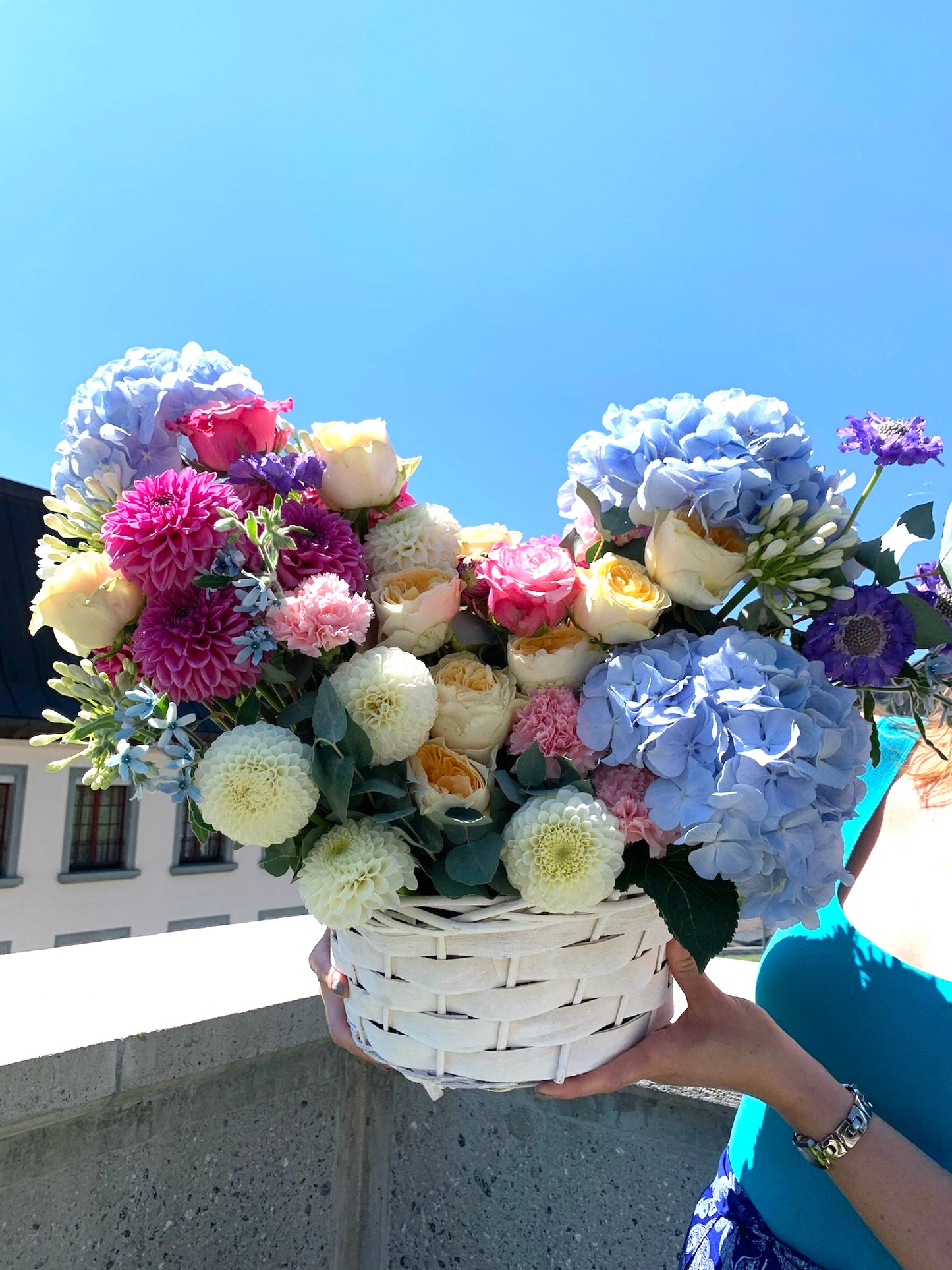 Panier moderne de fleurs de saison
