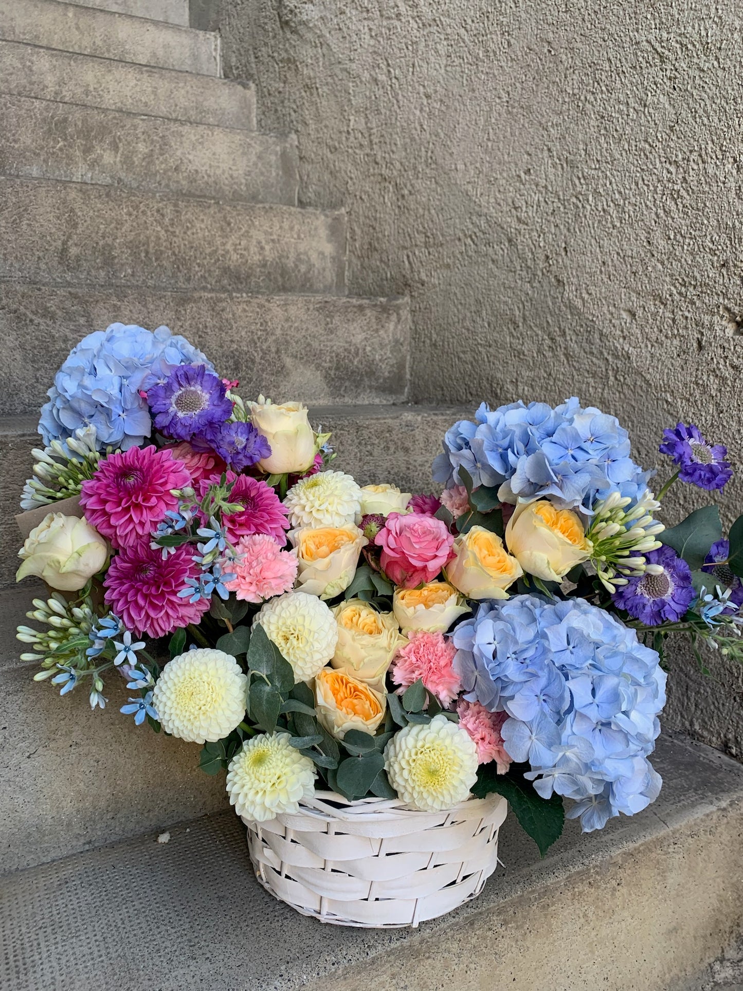 Panier moderne de fleurs de saison