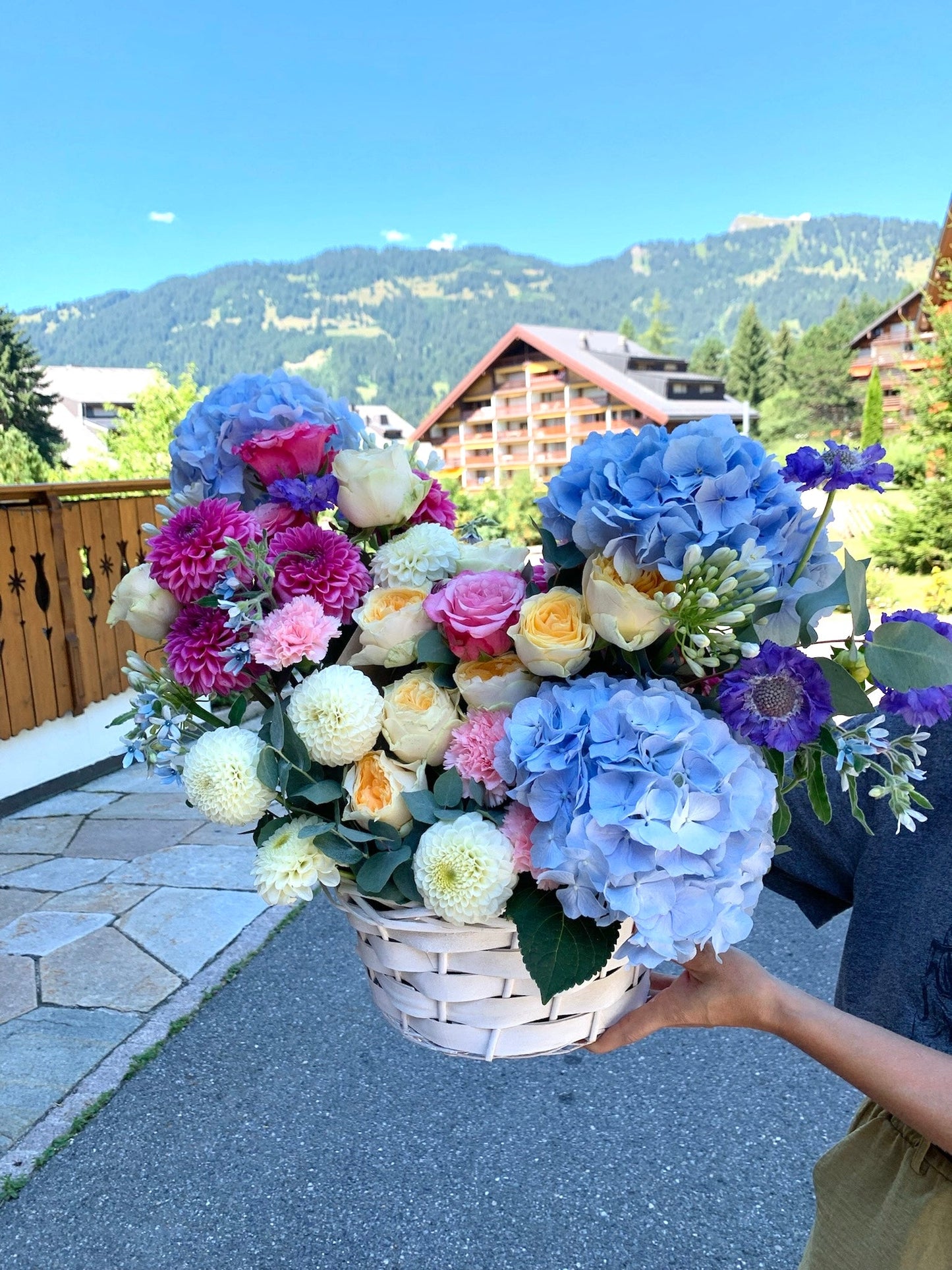 Panier moderne de fleurs de saison - Osiris Fleurs