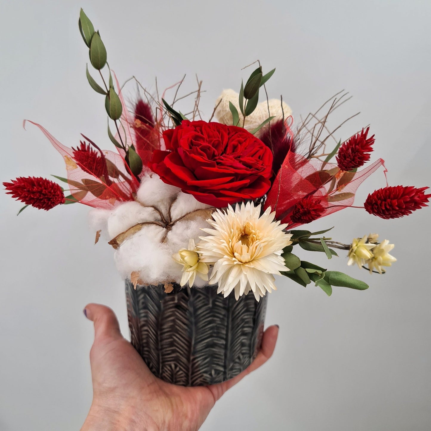 Rose stabilisée en arrangement floral - Osiris Fleurs