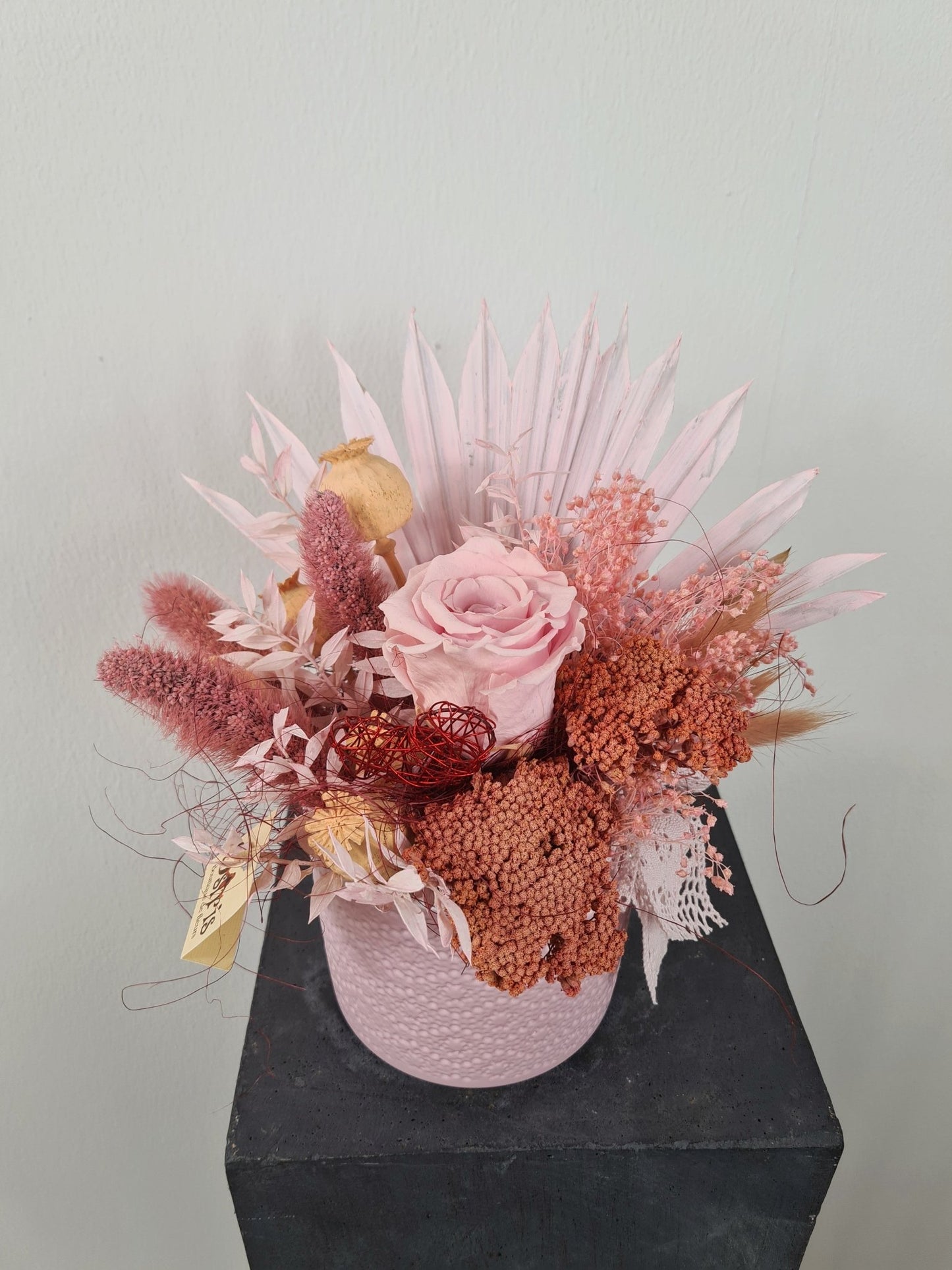 Rose stabilisée en arrangement floral - Osiris Fleurs