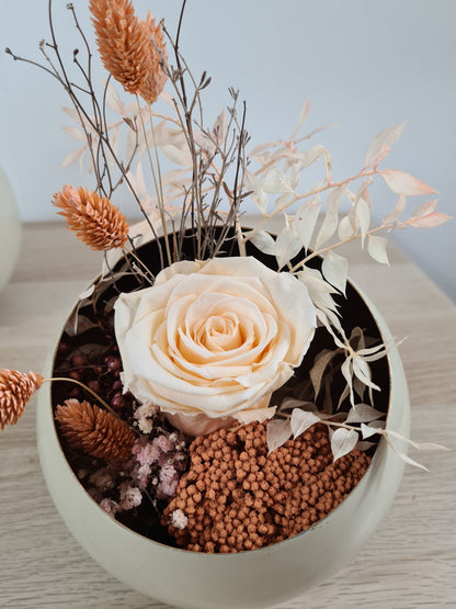 Arrangement with stabilized roses