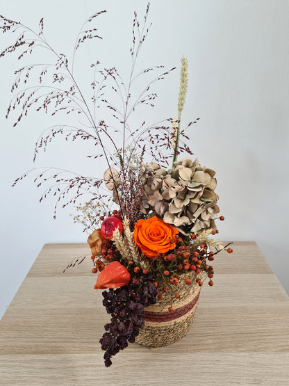 Arrangement with stabilized roses