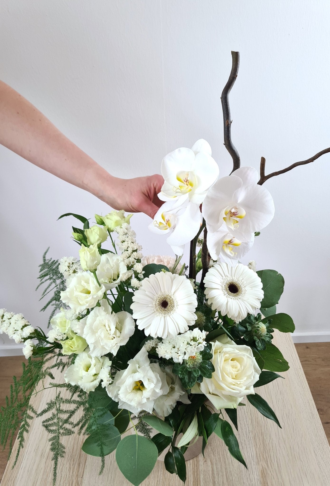 Arrangement en hauteur avec une branche d'orchidée - Osiris Fleurs