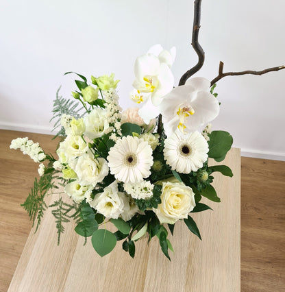 Arrangement en hauteur avec une branche d'orchidée - Osiris Fleurs