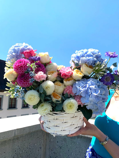 Panier moderne de fleurs de saison - Osiris Fleurs