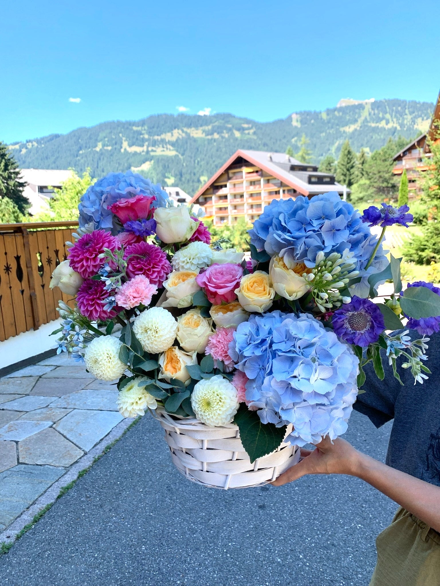 Panier moderne de fleurs de saison - Osiris Fleurs