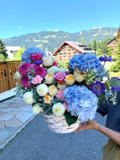 Panier moderne de fleurs de saison - Osiris Fleurs