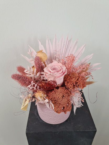 Rose stabilisée en arrangement floral - Osiris Fleurs